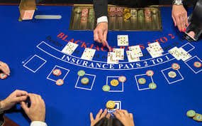 Permainan Aviator dengan multiplier naik dan tombol cash out